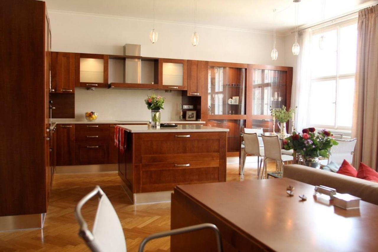 Spacious Elegance In The Heart Of Old Town Prag Eksteriør billede